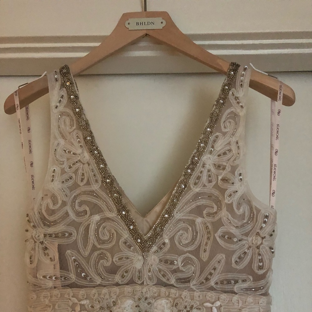 Wedding dress. Never worn. - Picture 4 of 6